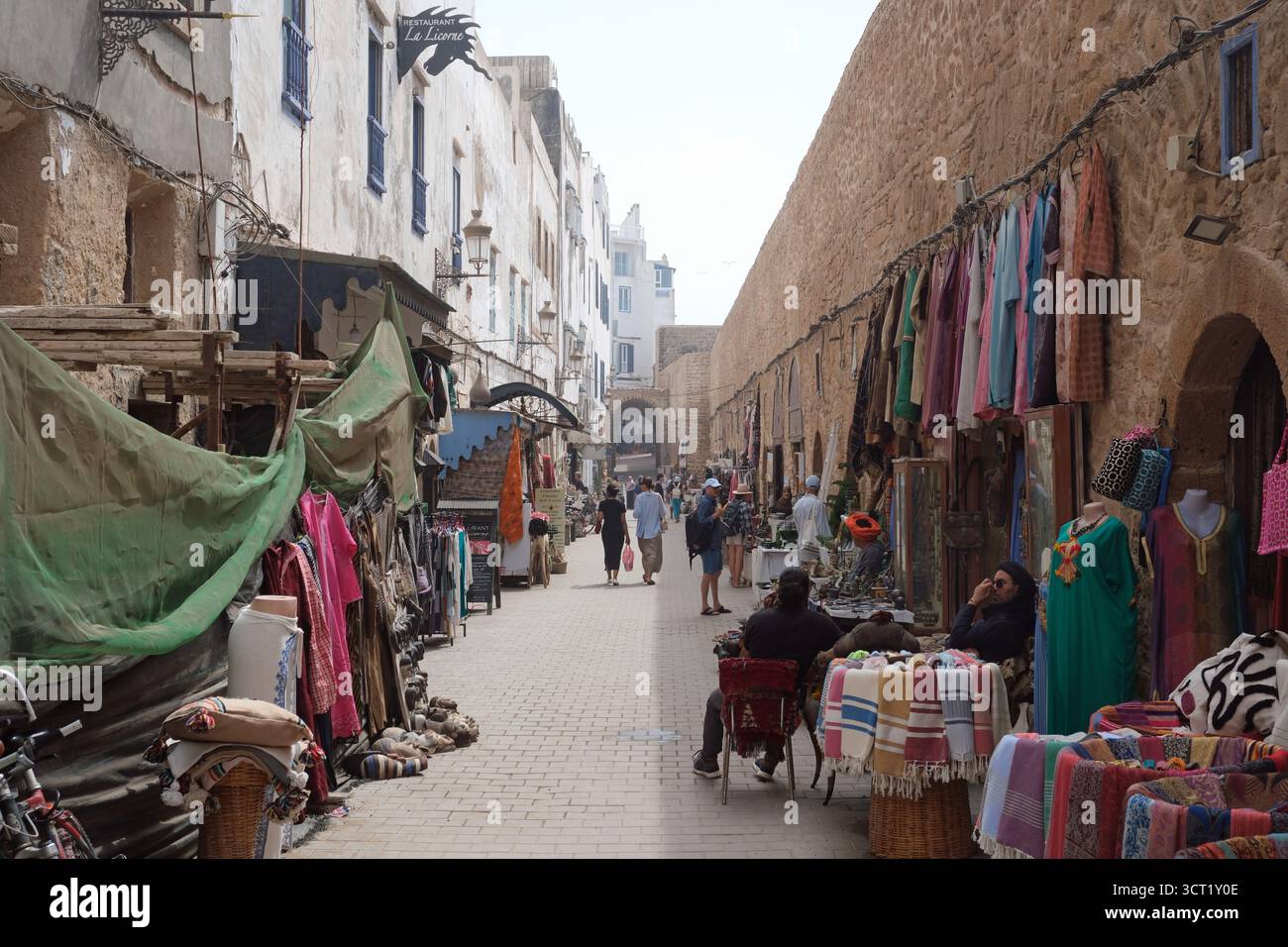 I negozi e le bancarelle sotto nel suk all'interno delle mura della città di Essaouira in Marocco Foto Stock