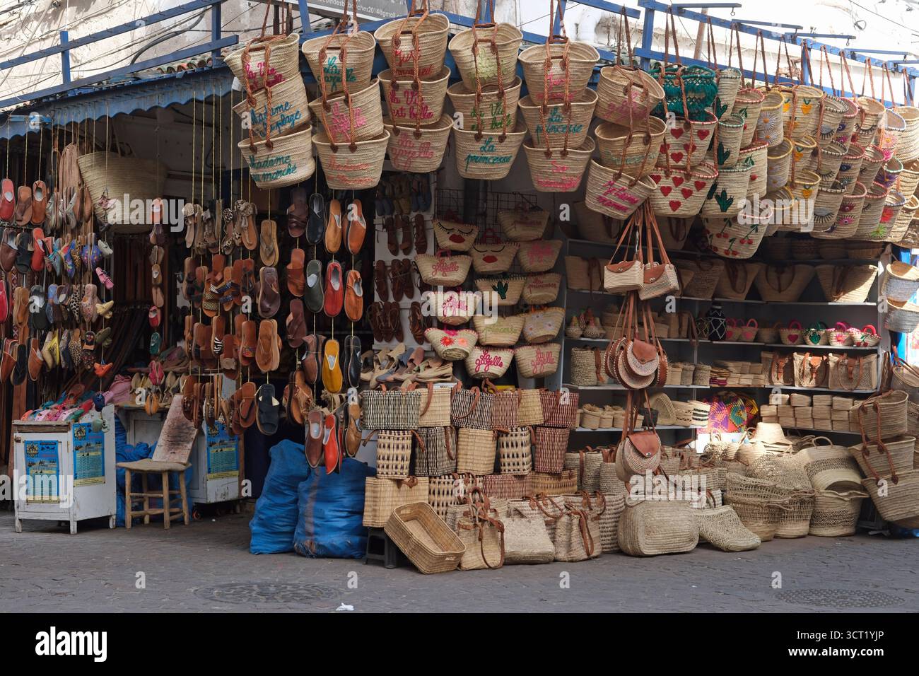 I negozi e le bancarelle sotto nel suk all'interno delle mura della città di Essaouira in Marocco Foto Stock