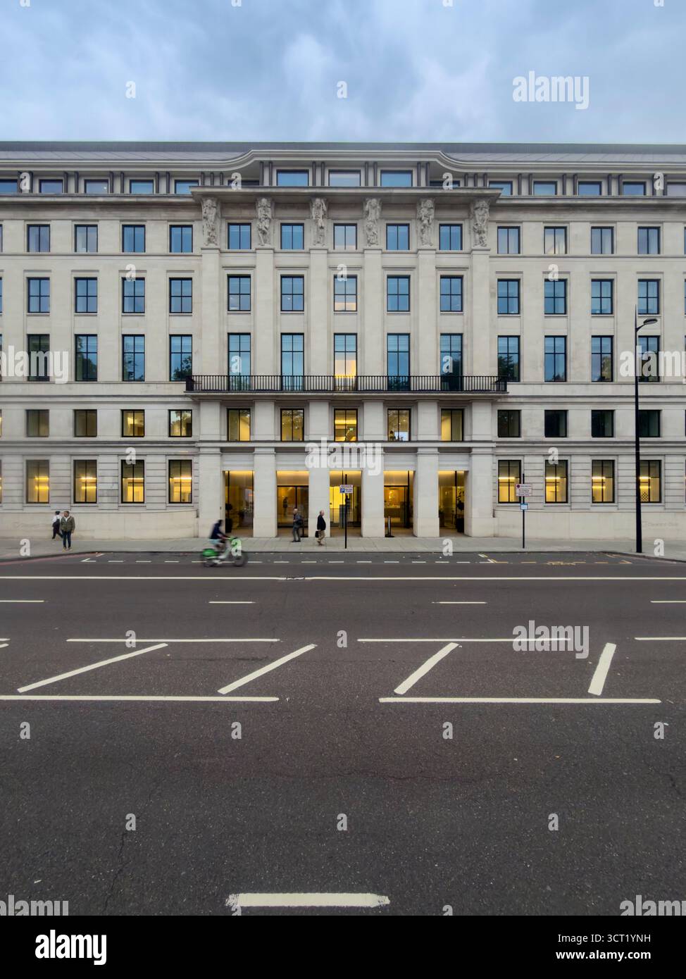 Cleveland Clinic London, 33 Grosvenor Place. Le persone camminano e pedalano oltre l'ingresso dell'edificio. Foto Stock