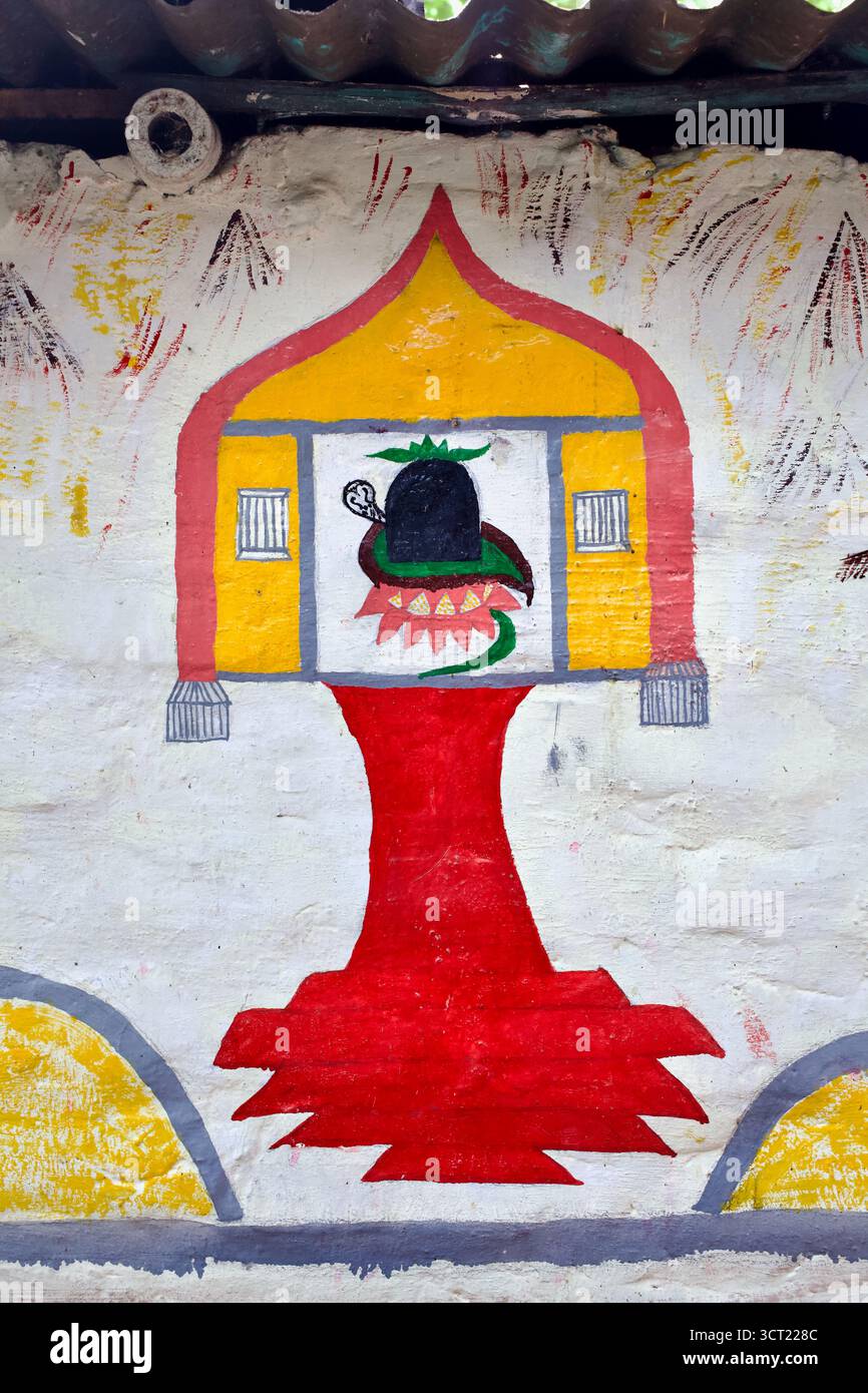 Pittura murale in stile popolare di un santuario indù con un Shiva lingam a Kushtia, Bangladesh, che simboleggia la devozione e l'arte sacra rurale. Foto Stock