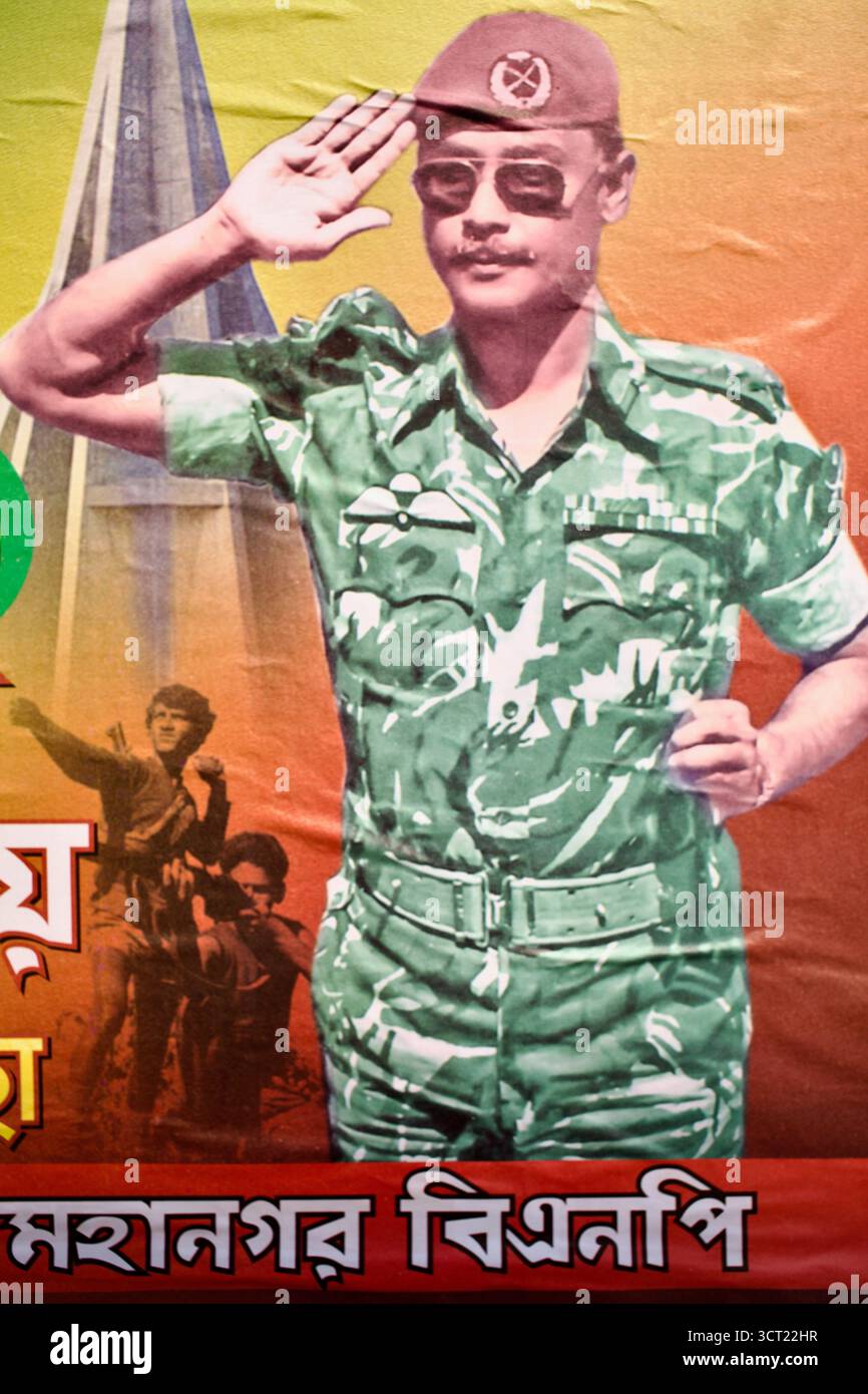 Manifesto stradale in Bangladesh che mostra Ziaur Rahman che saluta in uniforme militare davanti al National Martyrs’ Memorial. Foto Stock