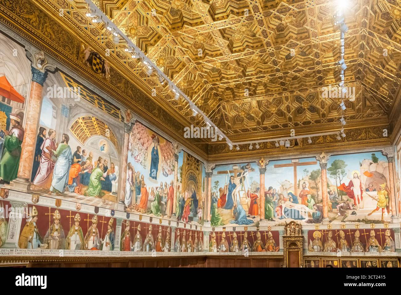 Sala espositiva dei ritratti del Papa all'interno della cattedrale di Toledo in Spagna Foto Stock