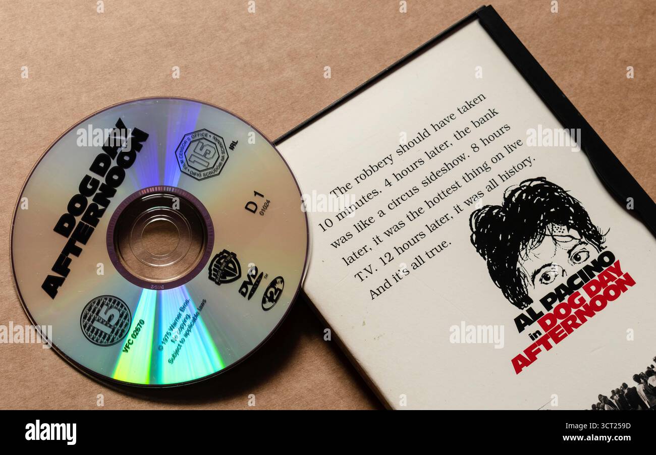 Disco DVD "Dog Day Afternoon" con copertina con al Pacino, isolato su sfondo bianco chiaro Foto Stock
