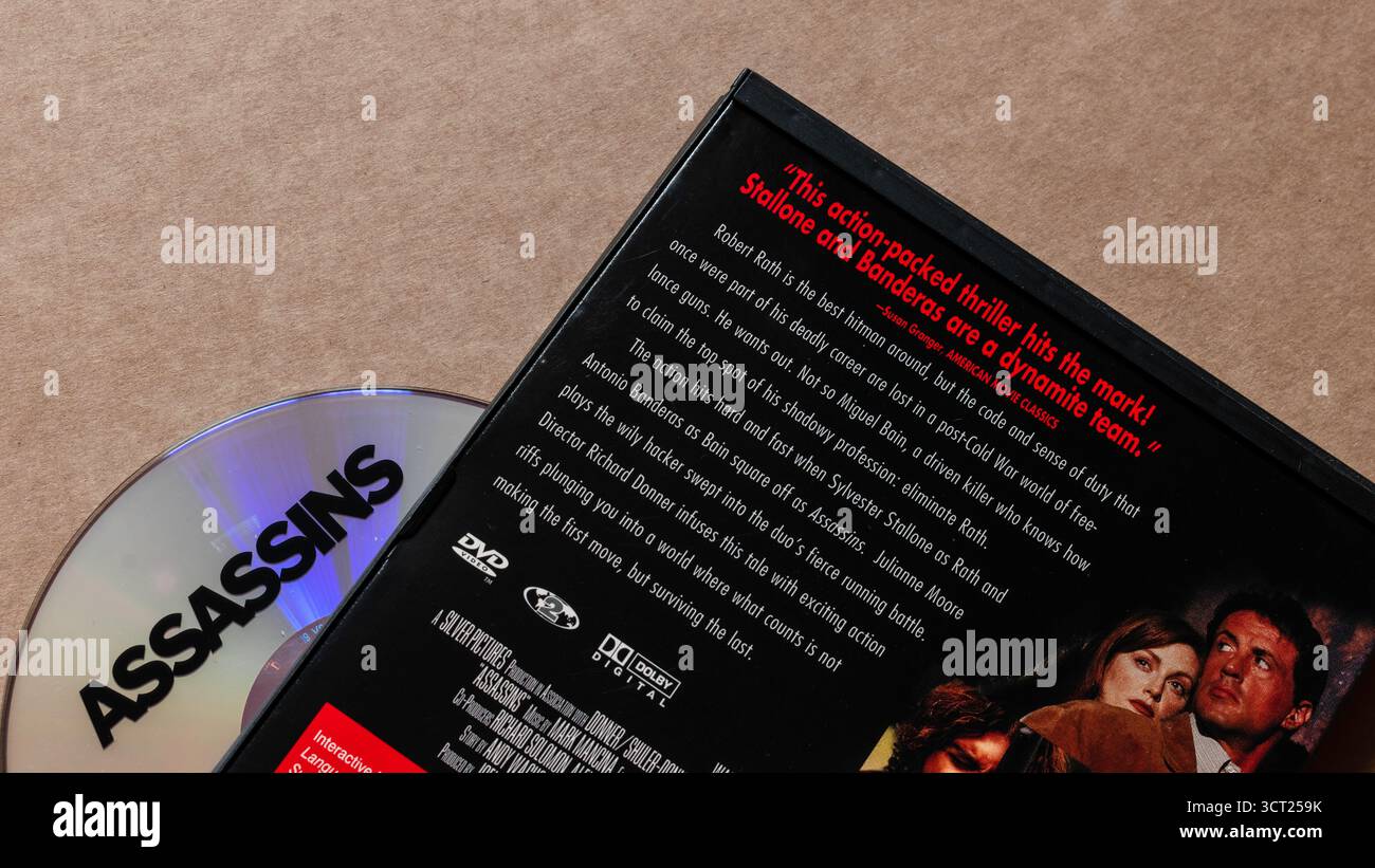 DVD "Assassins" con copertina posteriore con descrizione del film e personaggi principali, isolato su sfondo bianco chiaro Foto Stock