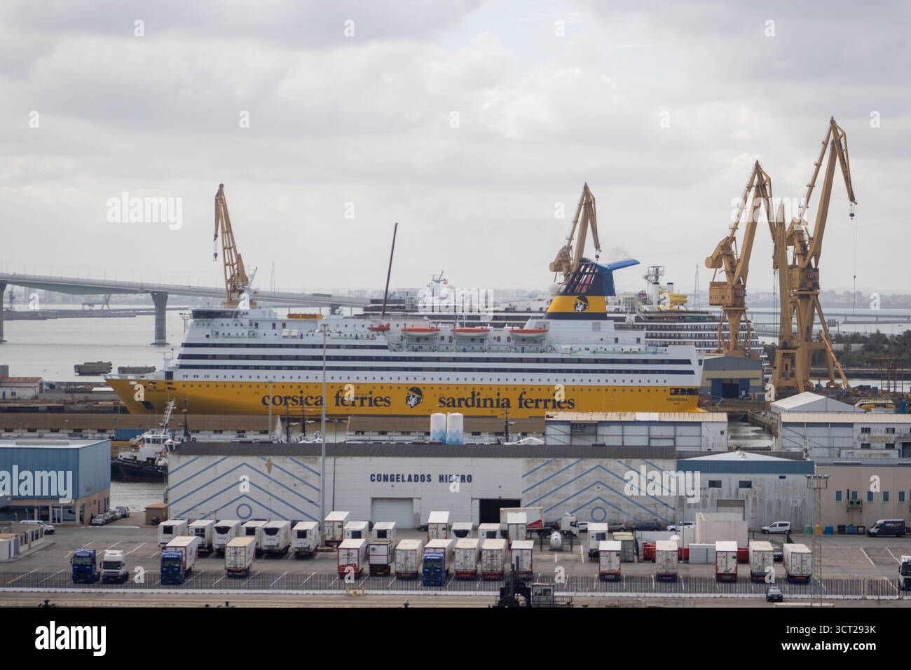 PUERTO DE CADIZ, ANDULACIA, SPAGNA - 7 MAGGIO 2025 nave della compagnia di navigazione Corsica Ferries Sardinia Ferries imbarco in porto Foto Stock