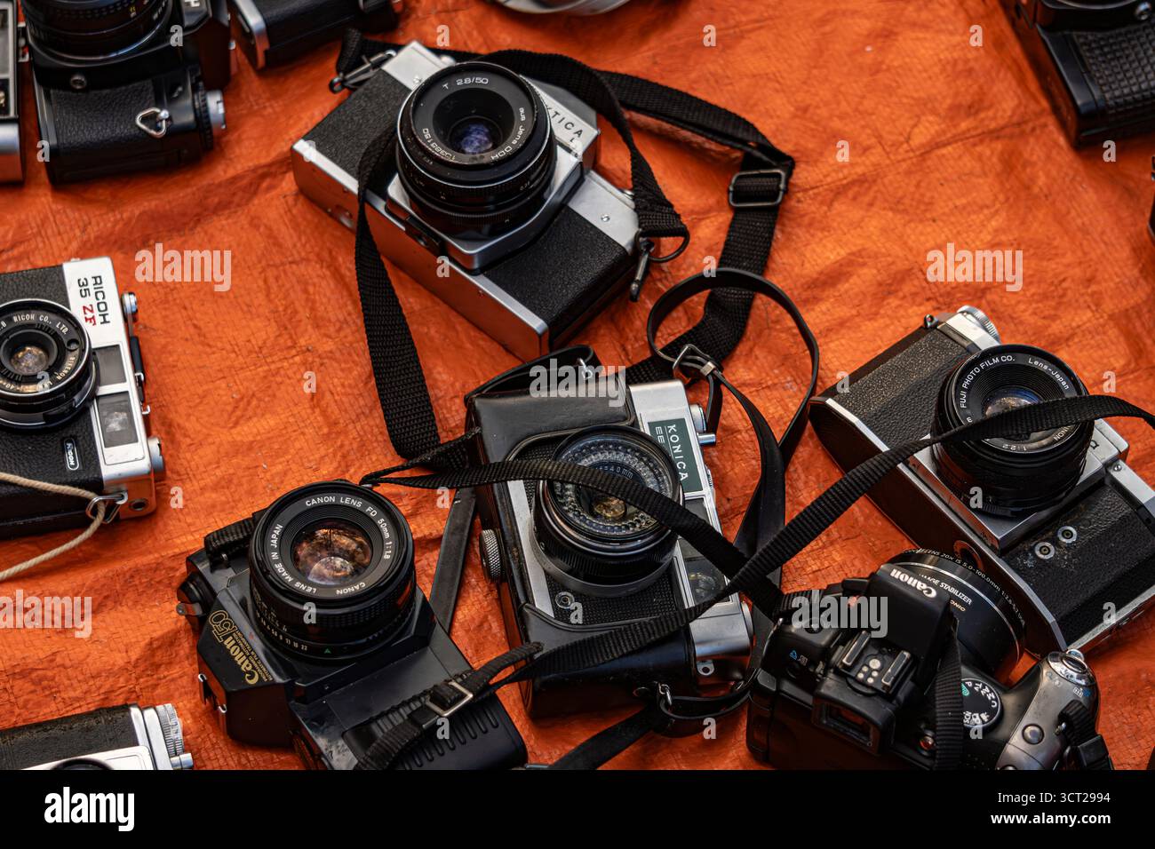 Fotografia autunnale di vecchie fotocamere d'epoca foto ravvicinata Foto Stock