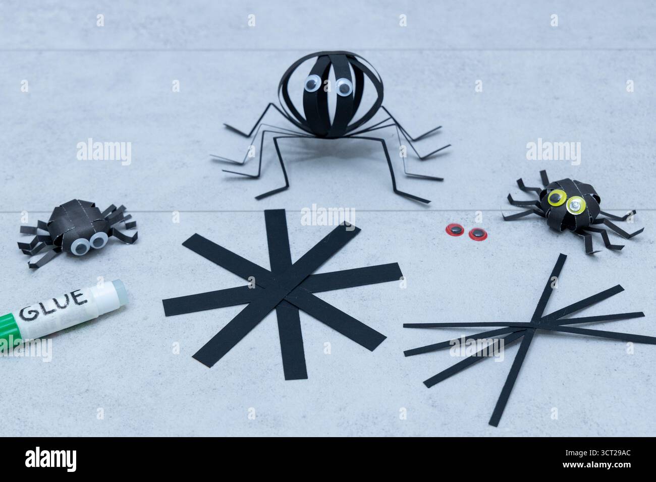 Passaggio 3 di 5 fare ragno di carta per Halloween. Piegare e modellare strisce di carta per creare ragno per il fai da te di Halloween Foto Stock