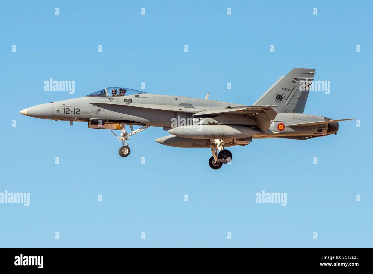 Avión de combate F-18 Hornet del Ejército del Aire español aterrizando en Albacete. Foto Stock