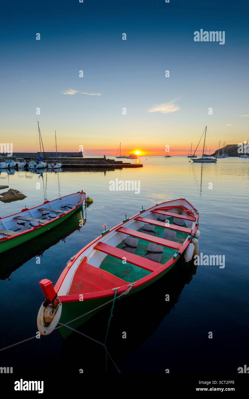 Barche catalane di Collioure all'alba a Occitanie in Francia Foto Stock