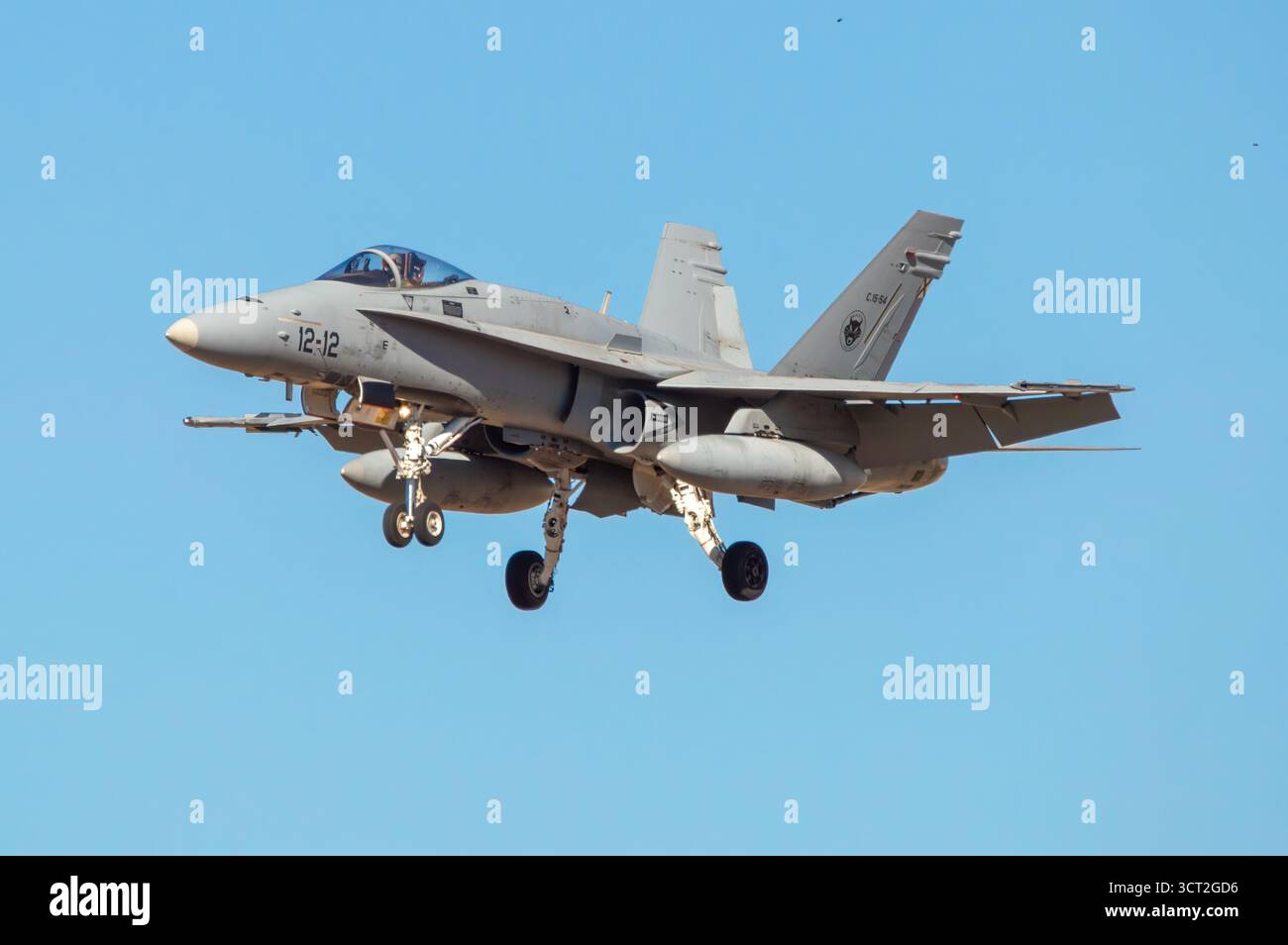 Avión de combate F-18 Hornet del Ejército del Aire español aterrizando en Albacete. Foto Stock