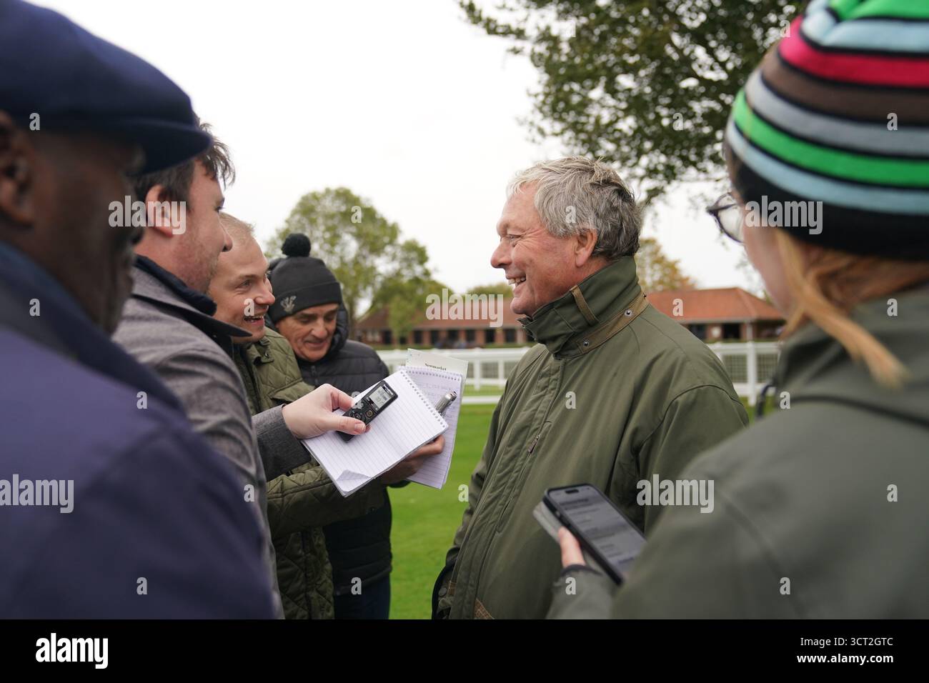 Il formatore William Haggas parla ai media dopo che il suo cavallo Economics è andato al galoppo all'ippodromo di Newmarket. Data foto: Sabato 4 ottobre 2025. Foto Stock