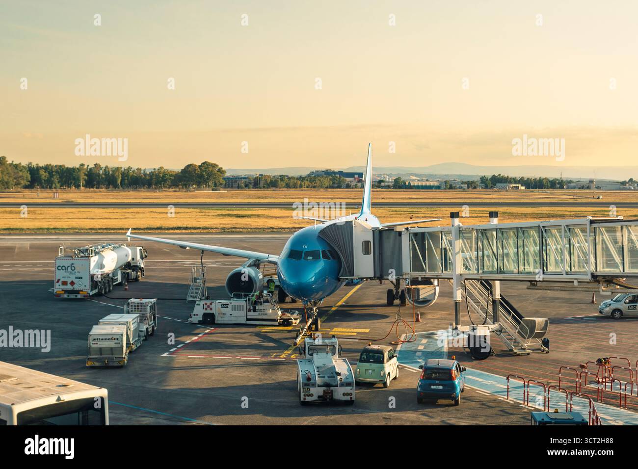 Un aereo parcheggiato sul piazzale dell'aeroporto, l'area per il carico di passeggeri e bagagli. Aeroporto di Fontanarossa, Catania, Sicilia, Italia Foto Stock