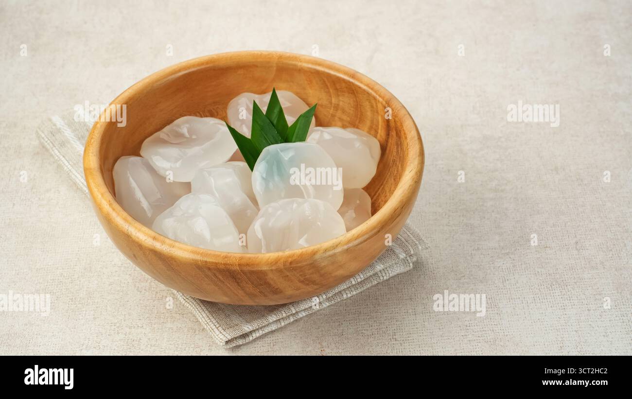 Siwalan o Lontar, Candied Palmyra Fruit in Bowl Foto Stock