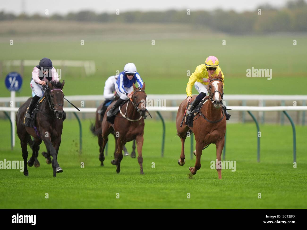 Ray Dawson su Princess Rascal (a destra) e vincerà l'handicap del Premier EBF Fillies all'ippodromo di Newmarket. Data foto: Sabato 4 ottobre 2025. Foto Stock