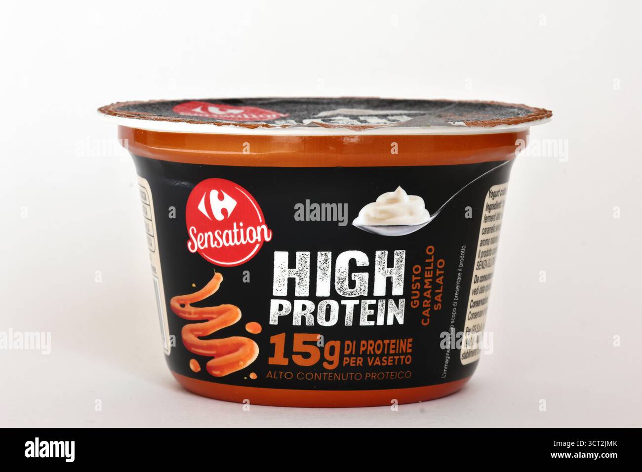 Yogurt ad alta proteina Carrefour, sapore di caramello salato con 15 grammi di proteine. Etichetta del supermercato Foto Stock
