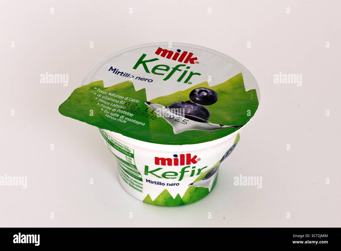 Yogurt kefir al latte, aroma di ribes nero, fonte naturale di calcio e vitamina B12, senza lattosio, ricco di proteine Foto Stock
