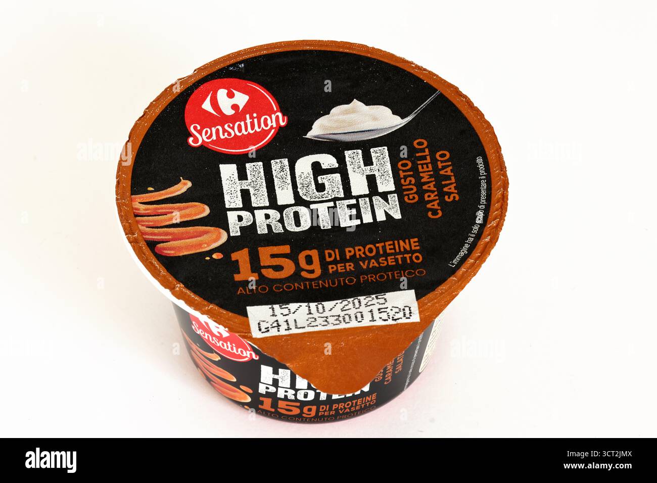 Yogurt ad alta proteina Carrefour, sapore di caramello salato con 15 grammi di proteine. Etichetta del supermercato Foto Stock