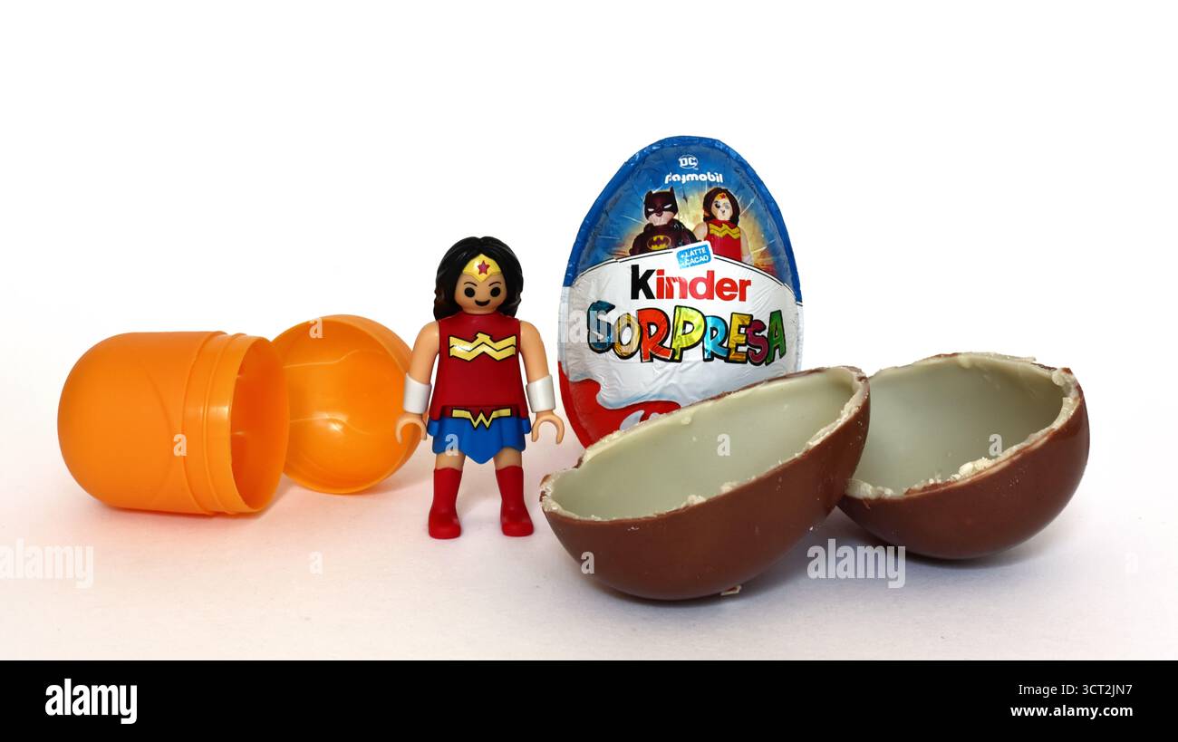Kinder sorprende uova di Ferrero con Wonder Woman Figurine. Edizione 2025 con personaggi dei supereroi DC Playmobil Foto Stock