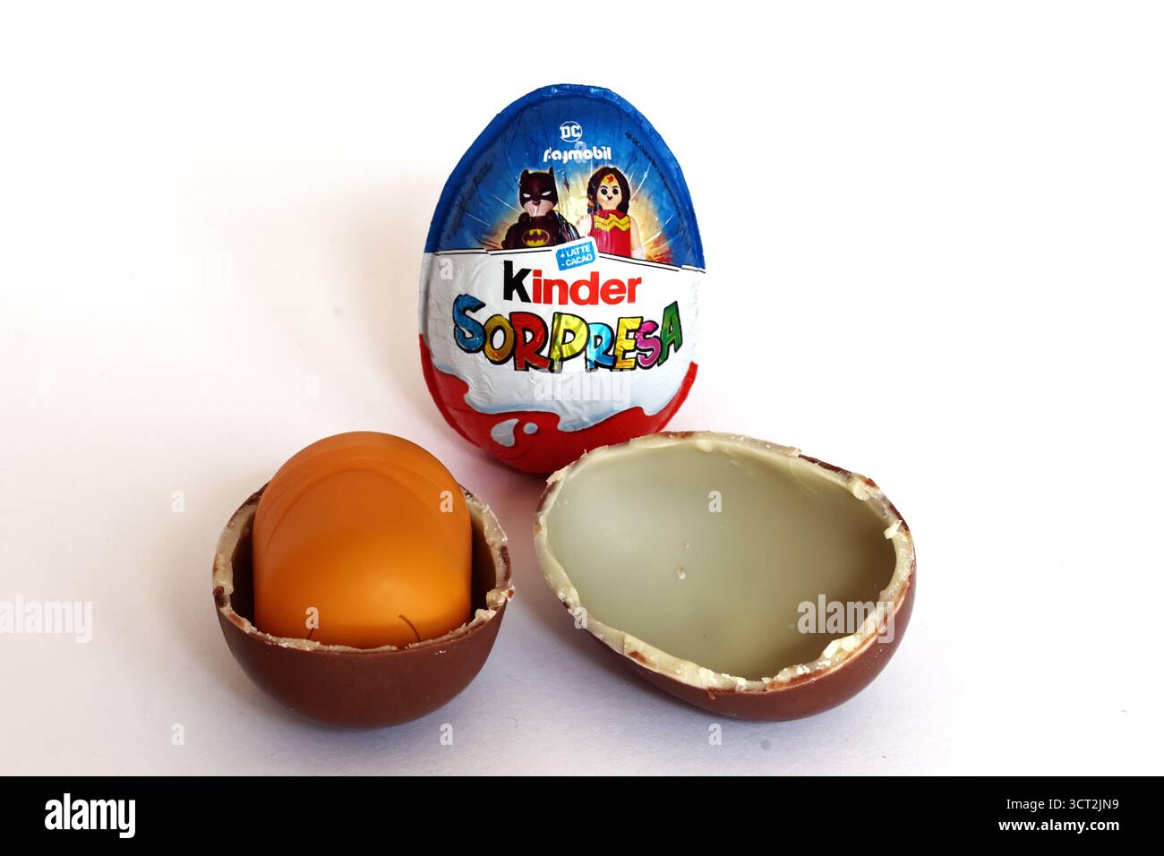 Kinder Surprise Eggs di Ferrero, edizione 2025 con personaggi dei supereroi DC Playmobil Foto Stock