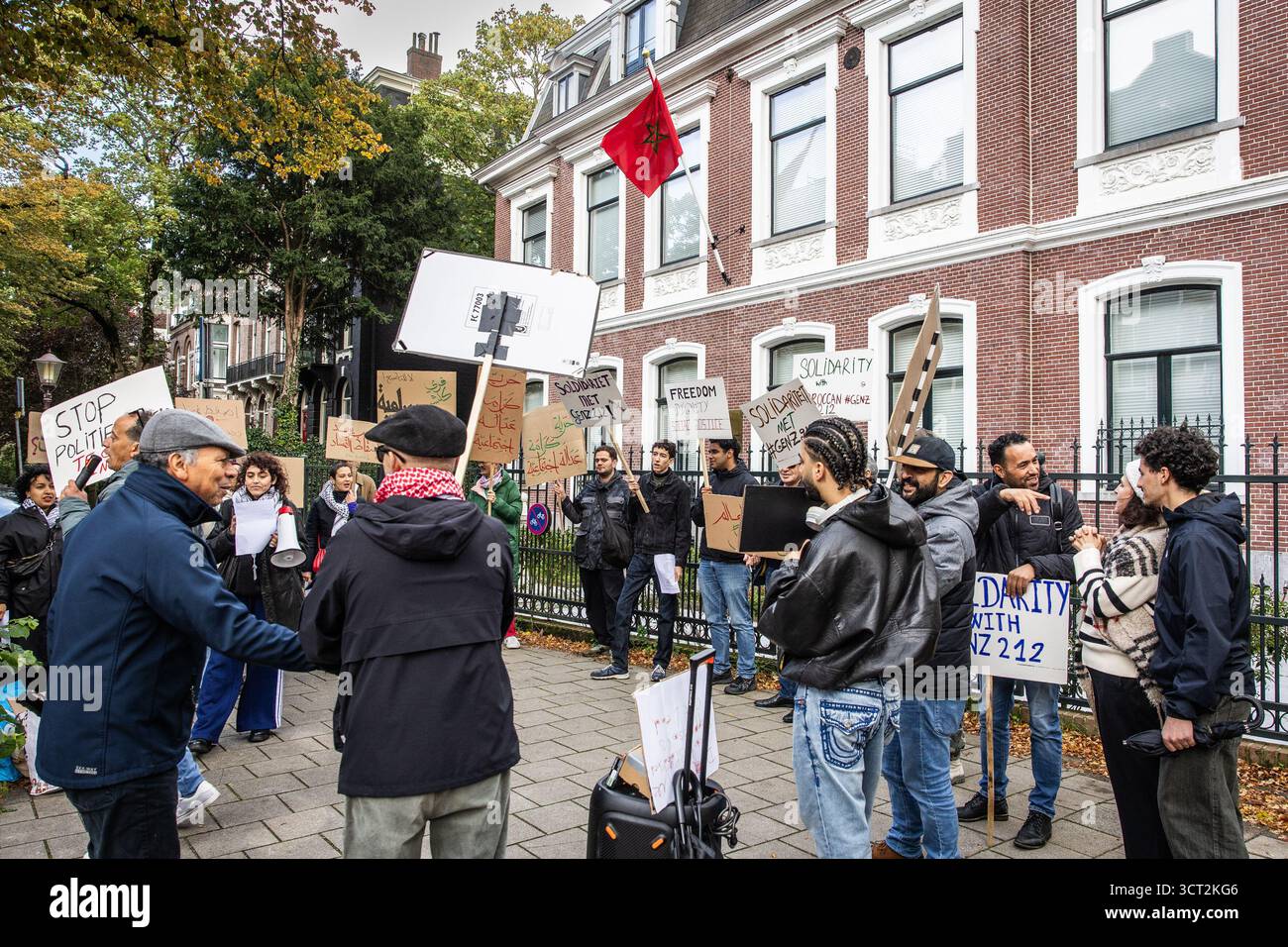 AMSTERDAM - protesta al Consolato marocchino in solidarietà con gli attivisti marocchini. Sono giorni che in Marocco scoppiano disordini, dove il movimento Genz 212 organizza proteste online per migliorare l'istruzione e l'assistenza sanitaria. C'è anche malcontento per i miliardi di dollari previsti in investimenti infrastrutturali prima della Coppa del mondo 2030. ANP DINGENA MOL netherlands Out - belgio Out crediti: ANP/Alamy Live News Foto Stock
