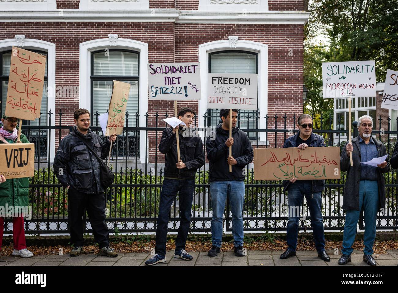 AMSTERDAM - protesta al Consolato marocchino in solidarietà con gli attivisti marocchini. Sono giorni che in Marocco scoppiano disordini, dove il movimento Genz 212 organizza proteste online per migliorare l'istruzione e l'assistenza sanitaria. C'è anche malcontento per i miliardi di dollari previsti in investimenti infrastrutturali prima della Coppa del mondo 2030. ANP DINGENA MOL netherlands Out - belgio Out crediti: ANP/Alamy Live News Foto Stock