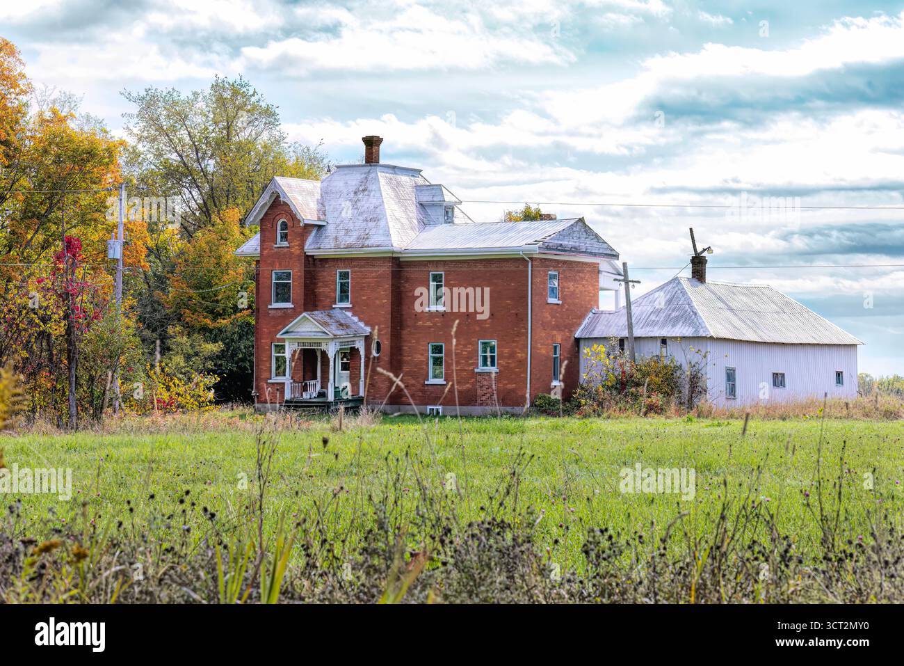 Una vecchia fattoria abbandonata in primavera in un cortile rurale nel Quebec rurale, Canada Foto Stock