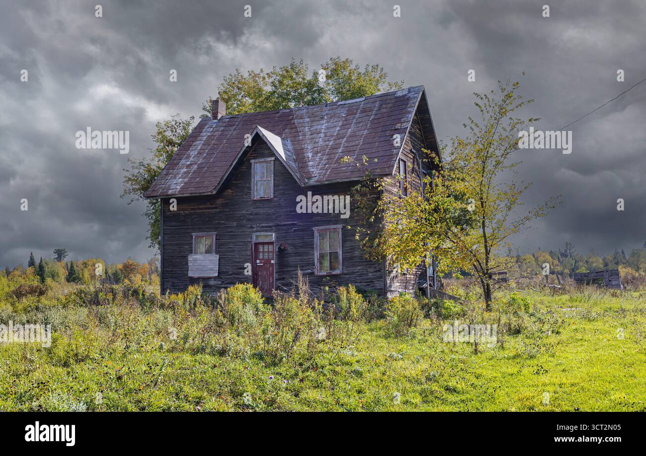 Una vecchia fattoria abbandonata in primavera in un cortile rurale nel Quebec rurale, Canada Foto Stock