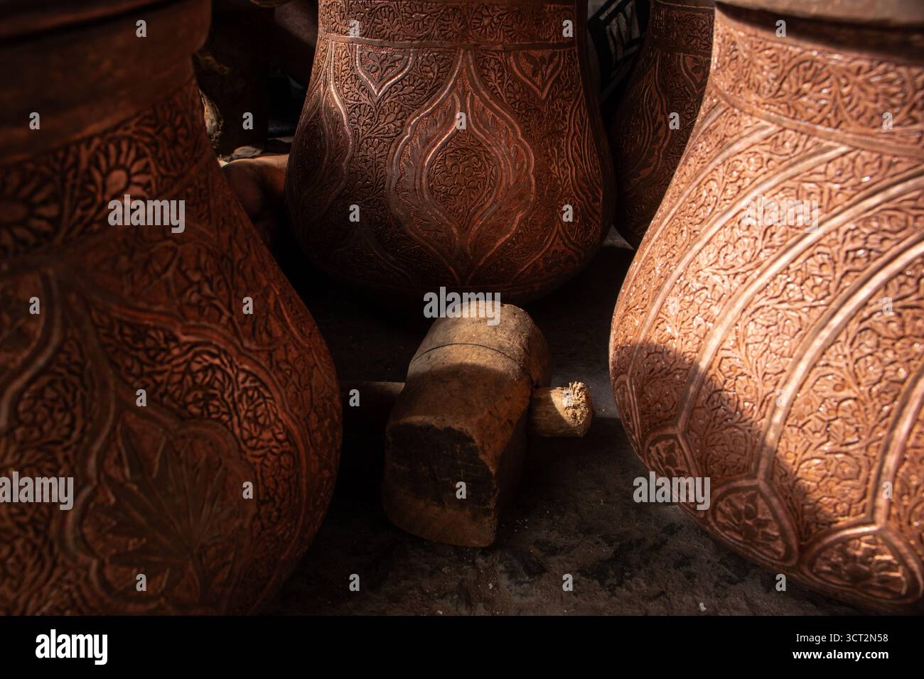 Srinagar, Jammu e Kashmir, India. 4 ottobre 2025. Una vista di un laboratorio di samovar dove gli artigiani modellano il rame a mano per realizzare samovar, i tradizionali bollitori Kashmiri usati per preparare e servire il Chai e kahwa di mezzogiorno, nella città vecchia di Srinagar. (Immagine di credito: © Adil Abass/ZUMA Press Wire) SOLO PER USO EDITORIALE! Non per USO commerciale! Foto Stock