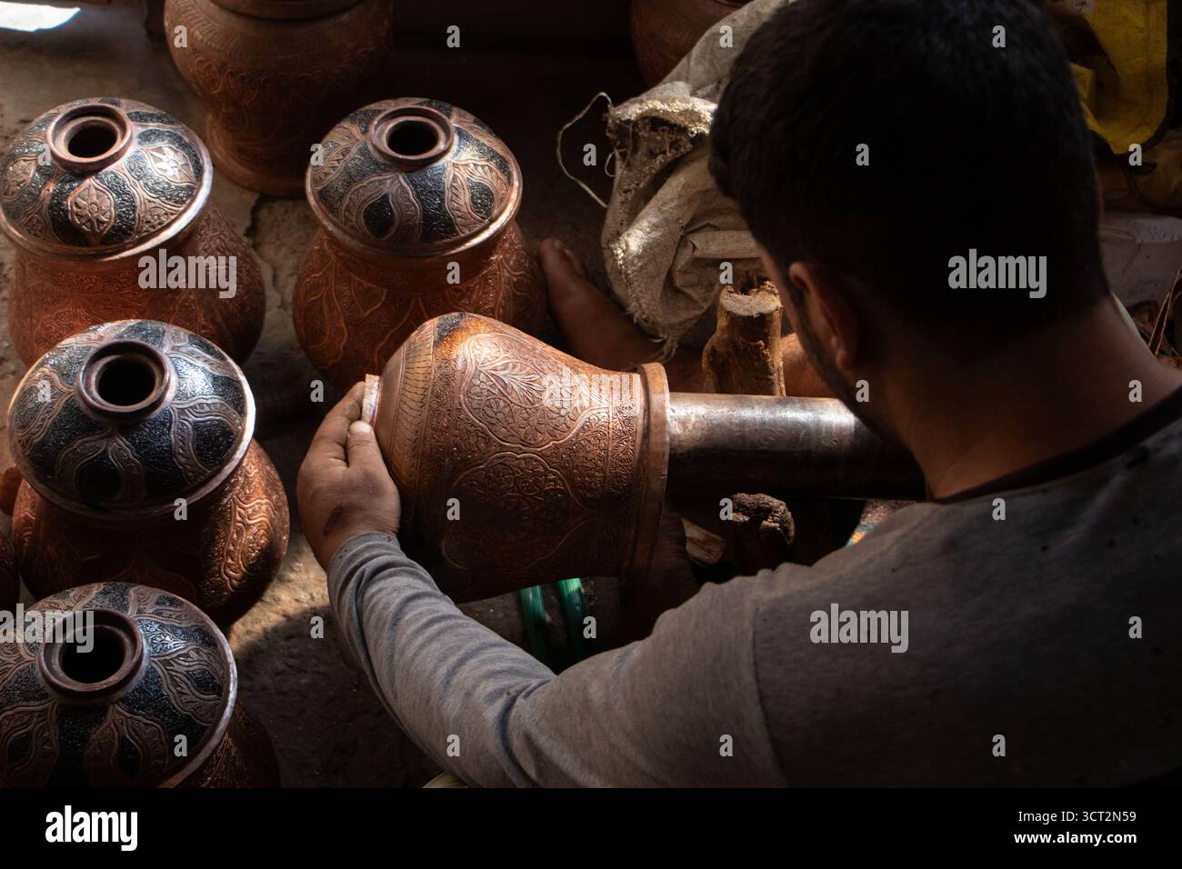 Srinagar, Jammu e Kashmir, India. 4 ottobre 2025. Un artigiano forma il rame a mano per creare un samovar, un tradizionale bollitore Kashmiri usato per preparare e servire il chai e kahwa a mezzogiorno, in un laboratorio nella città vecchia di Srinagar. (Immagine di credito: © Adil Abass/ZUMA Press Wire) SOLO PER USO EDITORIALE! Non per USO commerciale! Foto Stock