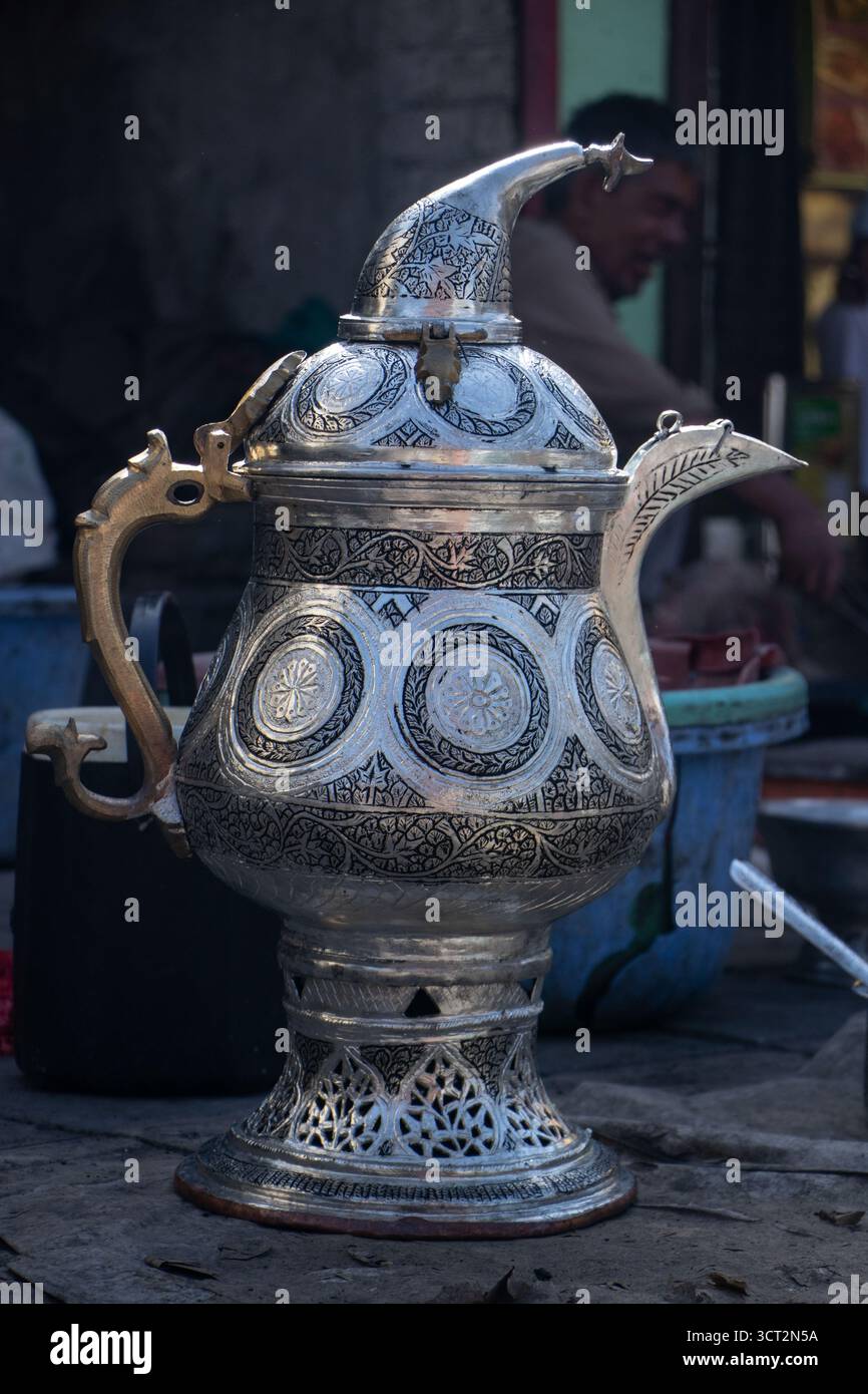 Srinagar, Jammu e Kashmir, India. 4 ottobre 2025. Un samovar dopo essere stato realizzato da un artigiano, un tradizionale bollitore Kashmiri usato per preparare e servire il chai e kahwa a mezzogiorno, in un laboratorio nella città vecchia di Srinagar. (Immagine di credito: © Adil Abass/ZUMA Press Wire) SOLO PER USO EDITORIALE! Non per USO commerciale! Foto Stock