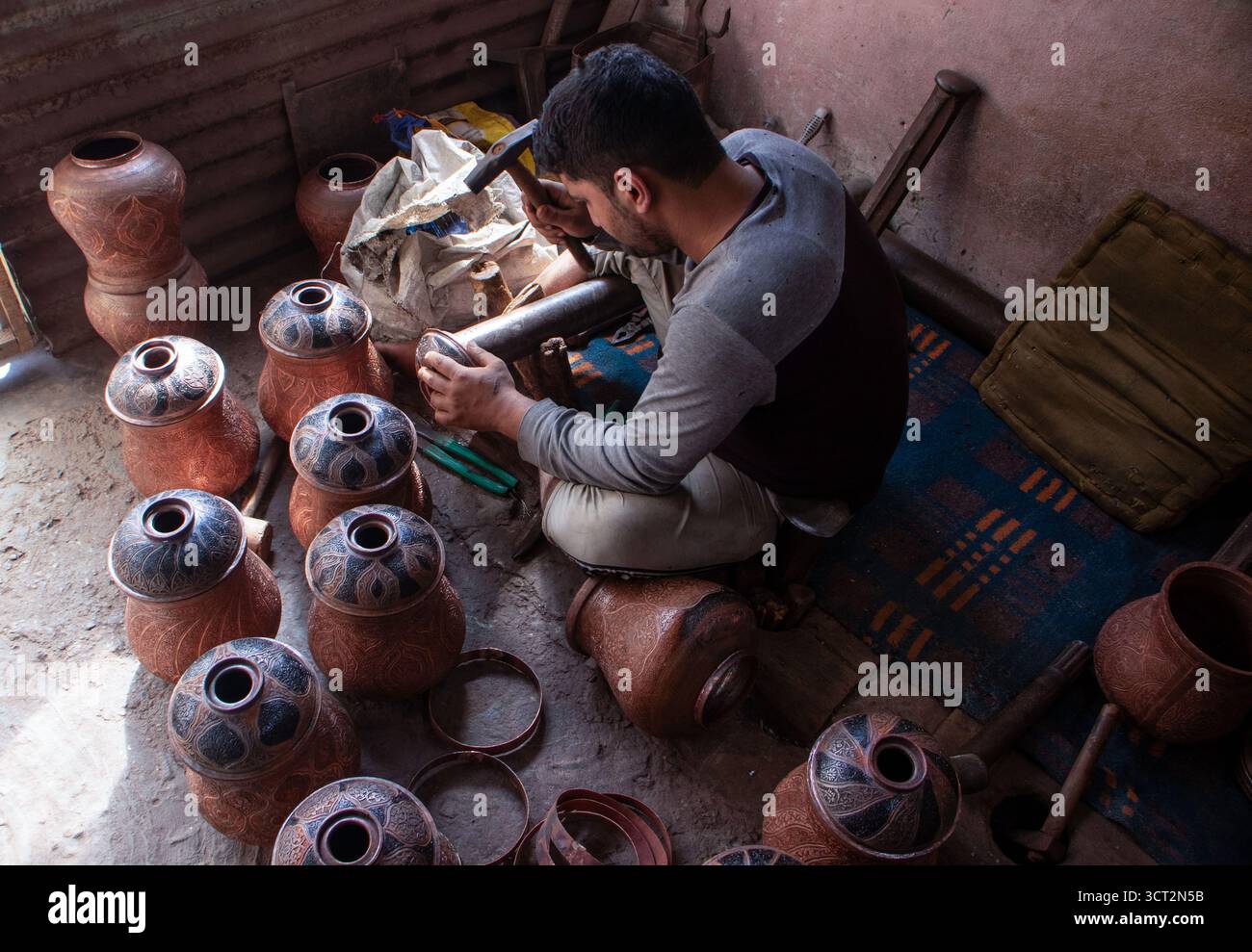 Srinagar, Jammu e Kashmir, India. 4 ottobre 2025. Un artigiano forma il rame a mano per creare un samovar, un tradizionale bollitore Kashmiri usato per preparare e servire il chai e kahwa a mezzogiorno, in un laboratorio nella città vecchia di Srinagar. (Immagine di credito: © Adil Abass/ZUMA Press Wire) SOLO PER USO EDITORIALE! Non per USO commerciale! Foto Stock
