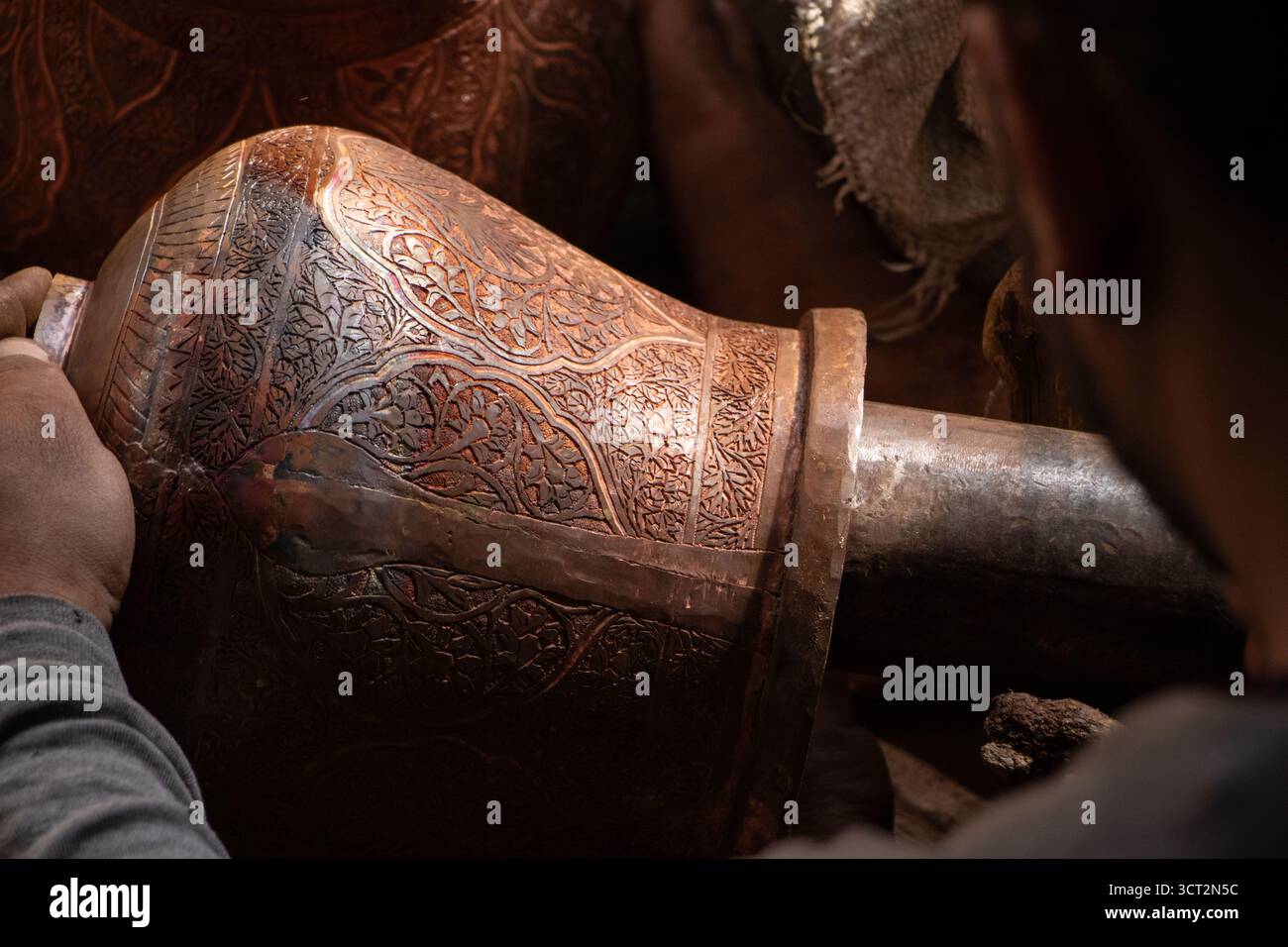 Srinagar, Jammu e Kashmir, India. 4 ottobre 2025. Un artigiano forma il rame a mano per creare un samovar, un tradizionale bollitore Kashmiri usato per preparare e servire il chai e kahwa a mezzogiorno, in un laboratorio nella città vecchia di Srinagar. (Immagine di credito: © Adil Abass/ZUMA Press Wire) SOLO PER USO EDITORIALE! Non per USO commerciale! Foto Stock