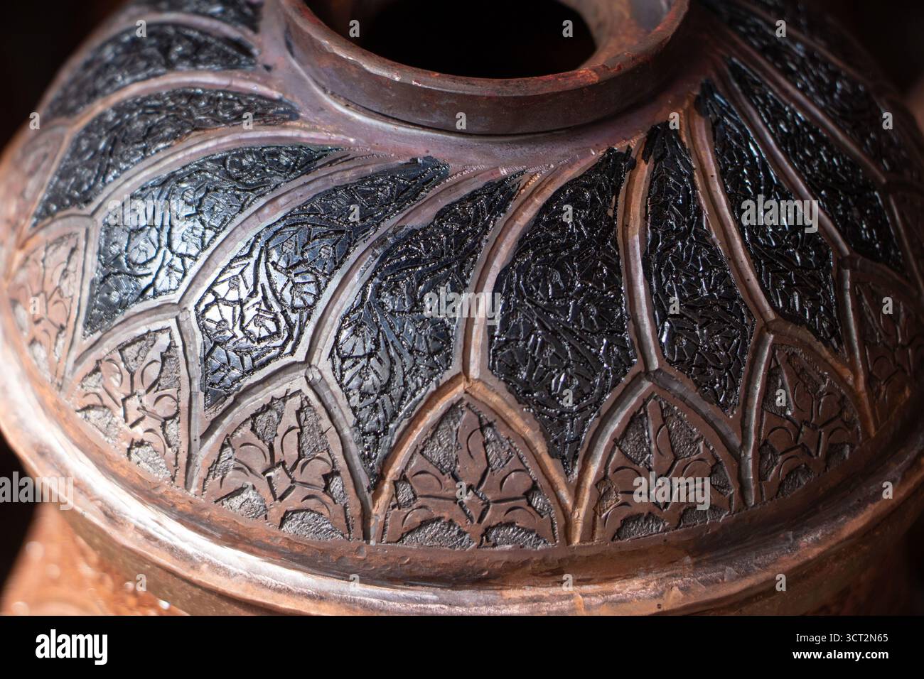 Srinagar, Jammu e Kashmir, India. 4 ottobre 2025. Un tradizionale design kashmiri, inciso a mano sul rame, per fare un samovar, un bollitore usato per preparare e servire il chai e kahwa a mezzogiorno, in un laboratorio nella città vecchia di Srinagar. (Immagine di credito: © Adil Abass/ZUMA Press Wire) SOLO PER USO EDITORIALE! Non per USO commerciale! Foto Stock