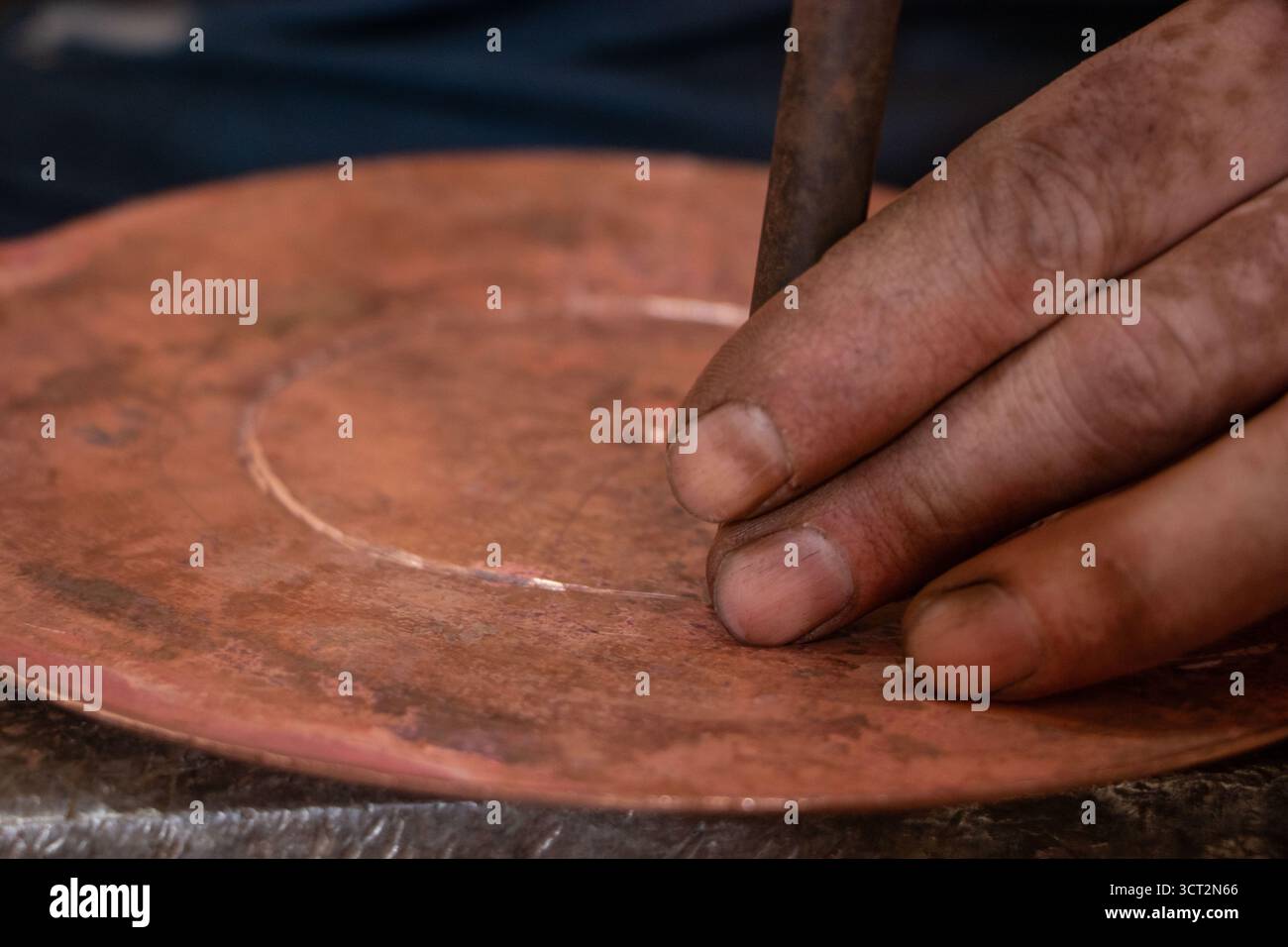 Srinagar, Jammu e Kashmir, India. 4 ottobre 2025. Un artigiano forma il rame a mano per creare un samovar, un tradizionale bollitore Kashmiri usato per preparare e servire il chai e kahwa a mezzogiorno, in un laboratorio nella città vecchia di Srinagar. (Immagine di credito: © Adil Abass/ZUMA Press Wire) SOLO PER USO EDITORIALE! Non per USO commerciale! Foto Stock