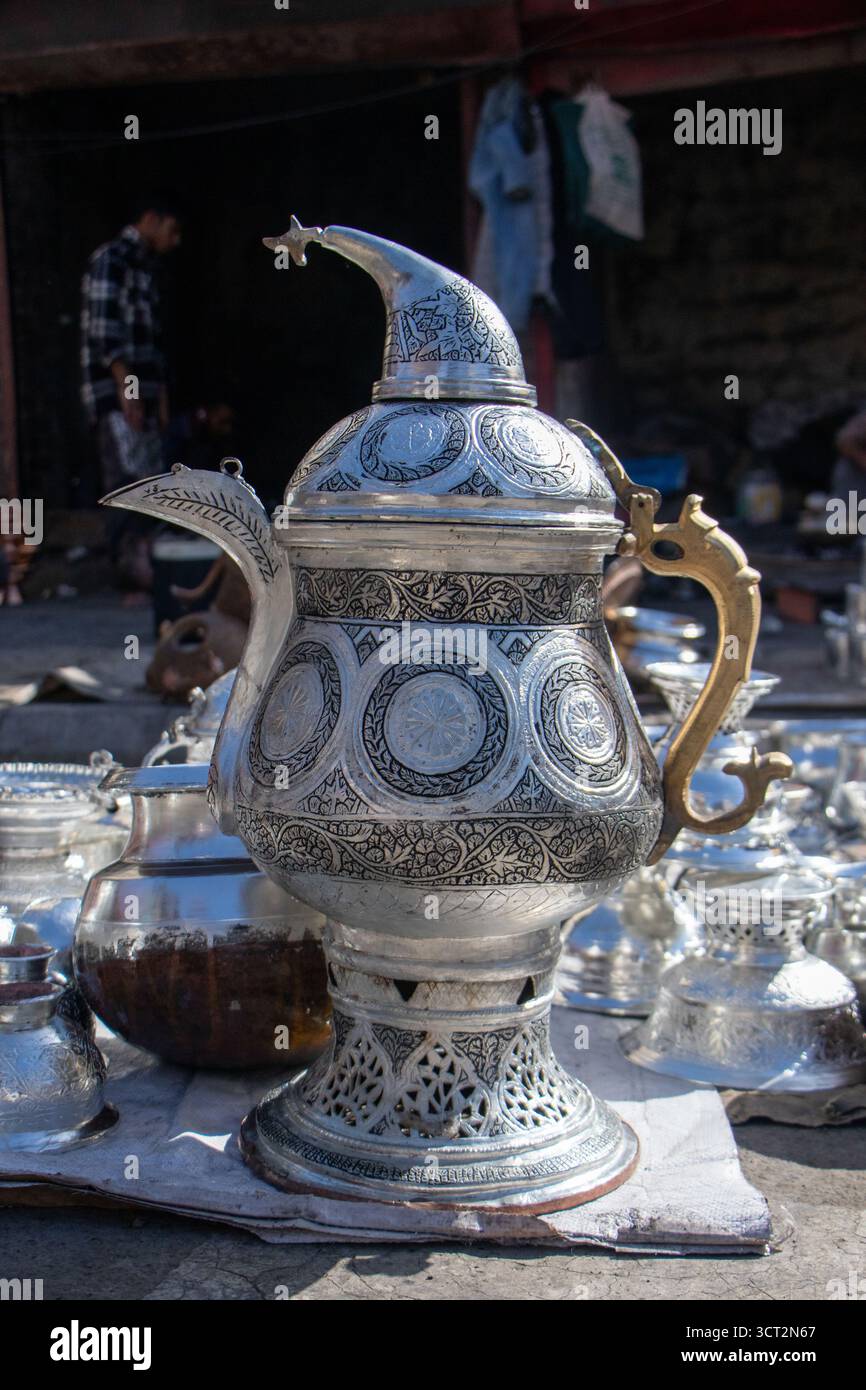 Srinagar, Jammu e Kashmir, India. 4 ottobre 2025. Un samovar dopo essere stato realizzato da un artigiano, un tradizionale bollitore Kashmiri usato per preparare e servire il chai e kahwa a mezzogiorno, in un laboratorio nella città vecchia di Srinagar. (Immagine di credito: © Adil Abass/ZUMA Press Wire) SOLO PER USO EDITORIALE! Non per USO commerciale! Foto Stock