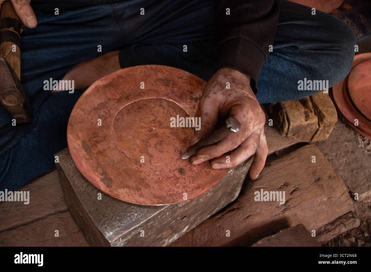 Srinagar, Jammu e Kashmir, India. 4 ottobre 2025. Un artigiano forma il rame a mano per creare un samovar, un tradizionale bollitore Kashmiri usato per preparare e servire il chai e kahwa a mezzogiorno, in un laboratorio nella città vecchia di Srinagar. (Immagine di credito: © Adil Abass/ZUMA Press Wire) SOLO PER USO EDITORIALE! Non per USO commerciale! Foto Stock