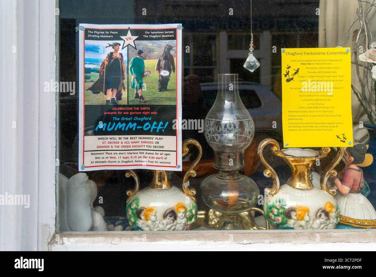 Poster per eventi locali in vetrina di negozi di antiquariato, Chagford, Devon, Inghilterra, Regno Unito Foto Stock