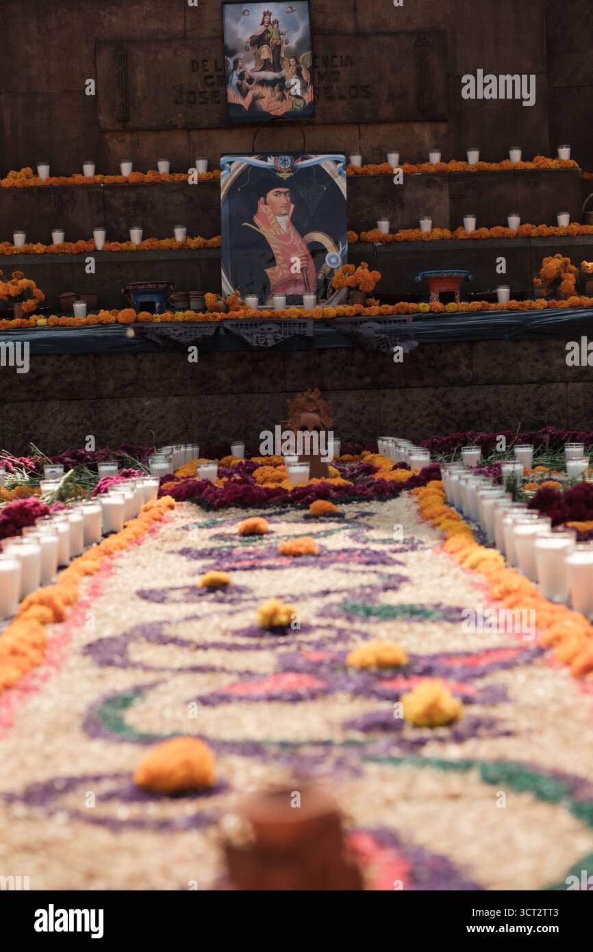 Morelia, Michoacán. Día de Muertos. Gruppi di persone progettano e installano i loro altari con fiori cempasuchil nello spazio pubblico. Foto Stock
