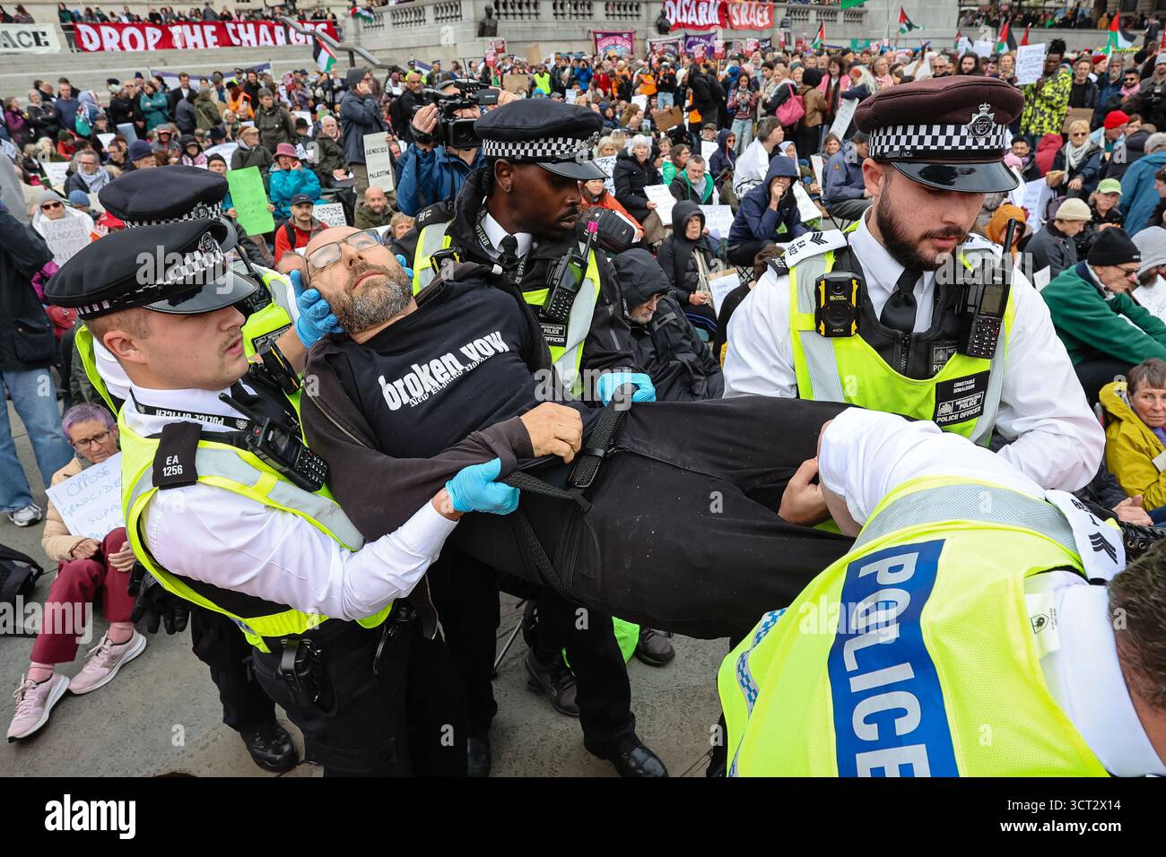LONDRA, Regno Unito - 4 ottobre 2025: Iniziano gli arresti mentre i manifestanti si riuniscono a Trafalgar Square chiedendo la fine della proscrizione dell'azione palestinese. I manifestanti tenevano dei cartelli che recitavano: “Io sono contrario al genocidio. Sostengo l’azione palestinese” in contrasto con la proclamazione del gruppo come organizzazione terroristica. La protesta ha anche seguito l'imbarco della flottiglia Sumud da parte delle forze militari israeliane in viaggio verso Gaza mentre trasportavano aiuti umanitari. Gli attivisti della flottiglia sono stati arrestati e inizialmente è stato negato l'accesso agli avvocati. Foto Stock