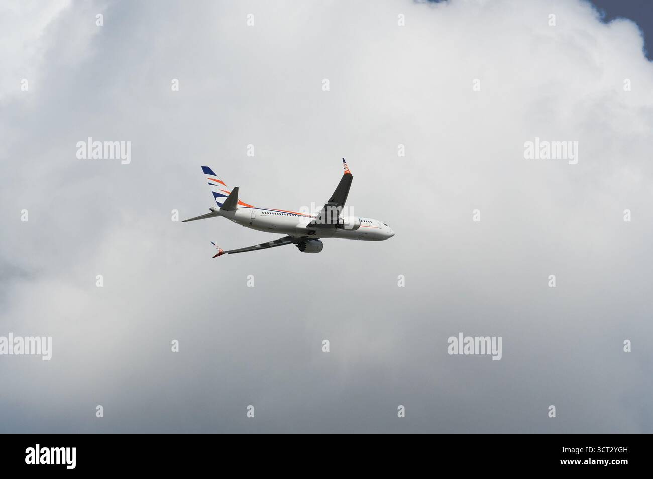 Aereo in un cielo nuvoloso. Volo in una giornata nuvolosa Foto Stock