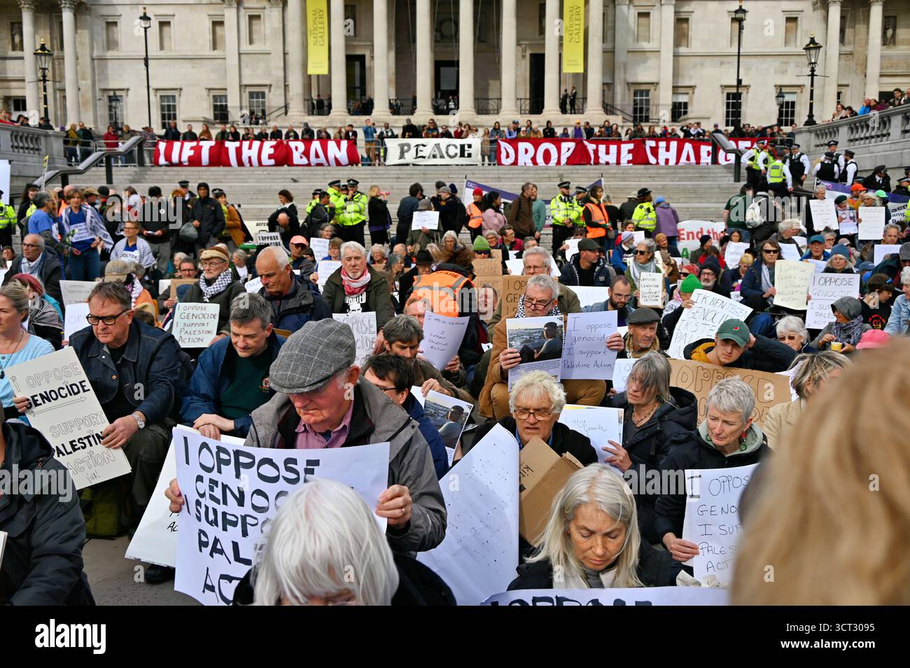 LONDRA, REGNO UNITO. 4 ottobre 2025. I manifestanti si riuniscono a Trafalgar Square con un cartello con scritto "io sono contrario al genocidio”. Sostengo l'azione della Palestina contro la prescrizione del gruppo come organizzazione terroristica. La polizia ha iniziato ad arrestare persone che tenevano dei cartelli e a portarli a termine uno ad uno. Un gruppo di turisti asiatici che sussurrano dice che la polizia trasporta i manifestanti come se fossero in borse per il corpo, LONDRA, Regno Unito. (Foto di 李世惠/SEE li/Picture Capital) credito: Vedi li/Picture Capital/Alamy Live News Foto Stock