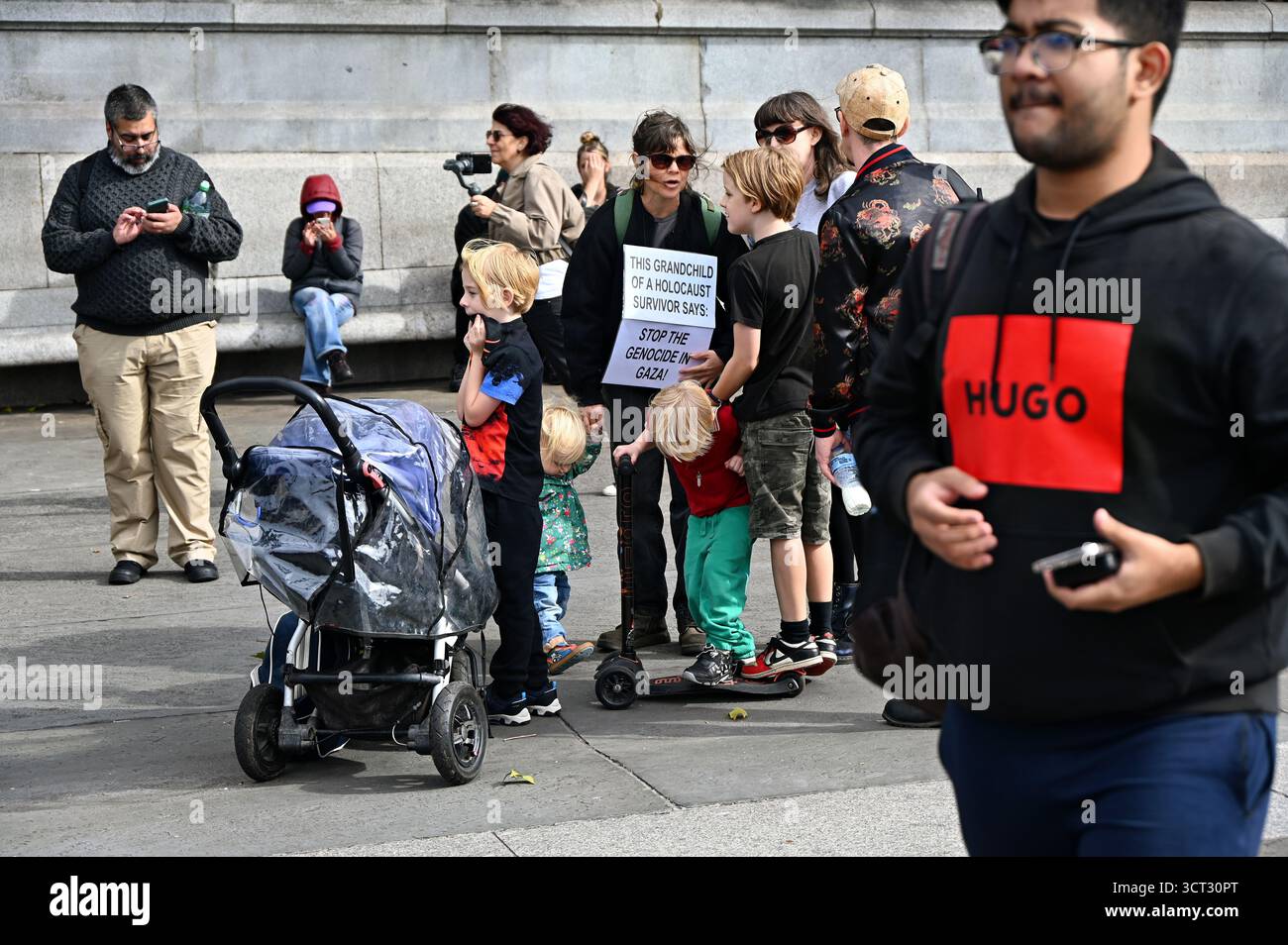 LONDRA, REGNO UNITO. 4 ottobre 2025. I manifestanti si riuniscono a Trafalgar Square con un cartello con scritto "io sono contrario al genocidio”. Sostengo l'azione della Palestina contro la prescrizione del gruppo come organizzazione terroristica. La polizia ha iniziato ad arrestare persone che tenevano dei cartelli e a portarli a termine uno ad uno. Un gruppo di turisti asiatici che sussurrano dice che la polizia trasporta i manifestanti come se fossero in borse per il corpo, LONDRA, Regno Unito. (Foto di 李世惠/SEE li/Picture Capital) credito: Vedi li/Picture Capital/Alamy Live News Foto Stock