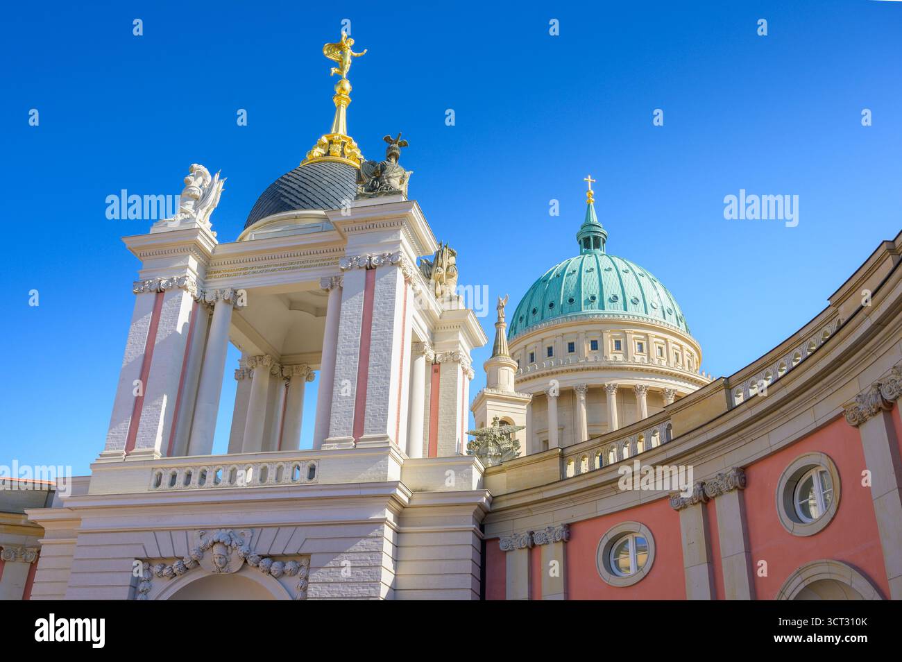 Vista mozzafiato di fortuna Portal che sorge sopra la chiesa di San Nicolai in un cielo azzurro. Foto Stock