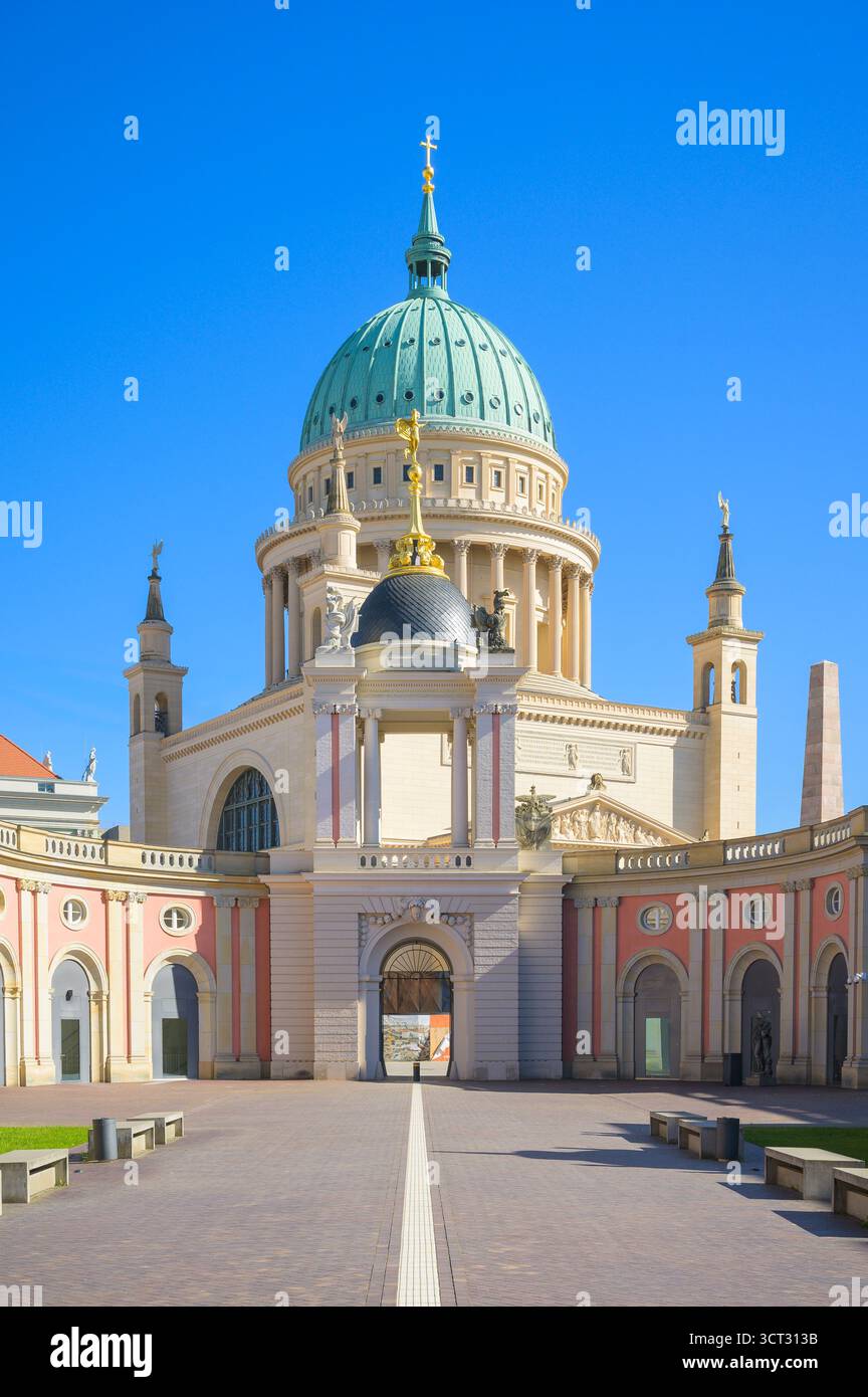 Il portale fortuna presso la chiesa di Saint Nicolai presenta una splendida architettura a Potsdam, in Germania Foto Stock