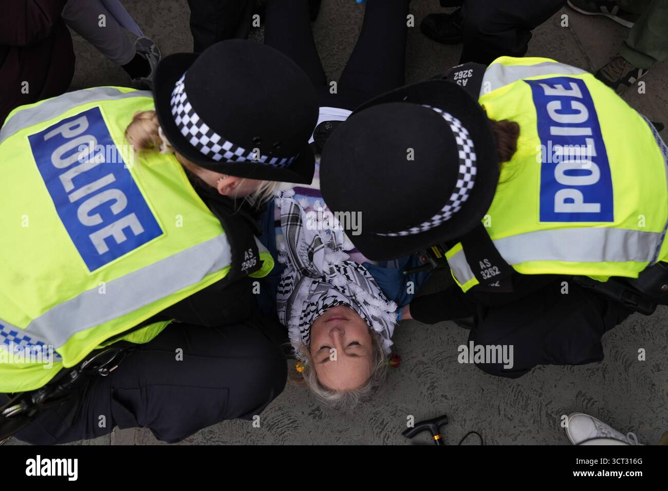 La polizia rimuove i manifestanti che partecipano a una manifestazione organizzata da Defend Our Juries, a sostegno dell'azione palestinese a Trafalgar Square, Londra. Data foto: Sabato 4 ottobre 2025. Foto Stock