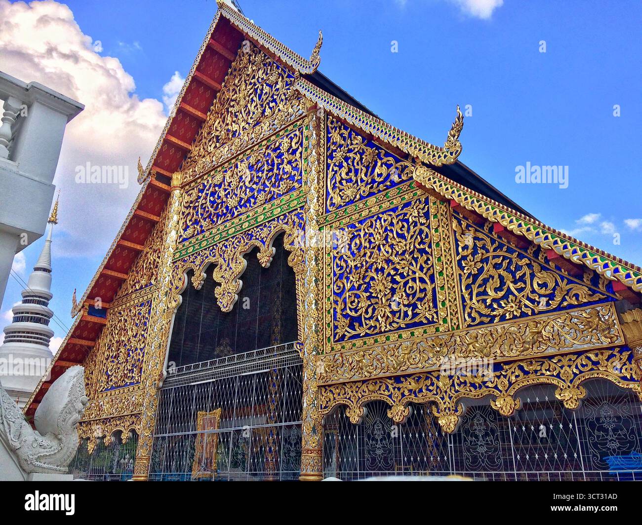 Facciata decorata del tempio tailandese con intagli d'oro e accenti blu a Chiang mai, Thailandia - 5 dicembre 2018. Foto Stock