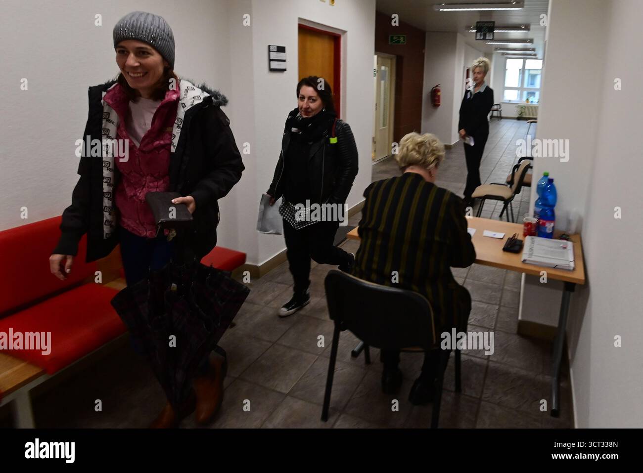 Karlovy Vary, Repubblica Ceca. 4 ottobre 2025. Il punto di consegna dell'Ufficio statistico ceco nell'edificio del comune di Karlovy Vary, dove i membri delle commissioni elettorali consegnano i registri del processo di voto e si traducono in singoli distretti elettorali dopo la fine delle elezioni parlamentari ceche del 2025, Karlovy Vary, Repubblica Ceca, 4 ottobre 2025. Crediti: Slavomir Kubes/CTK Photo/Alamy Live News Foto Stock