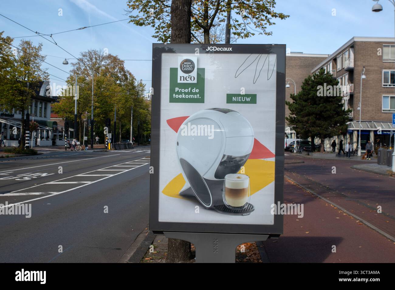 Billboard Nescafe Dolce gusto Neo presso Amsterdam Paesi Bassi 1-10-2025 Foto Stock