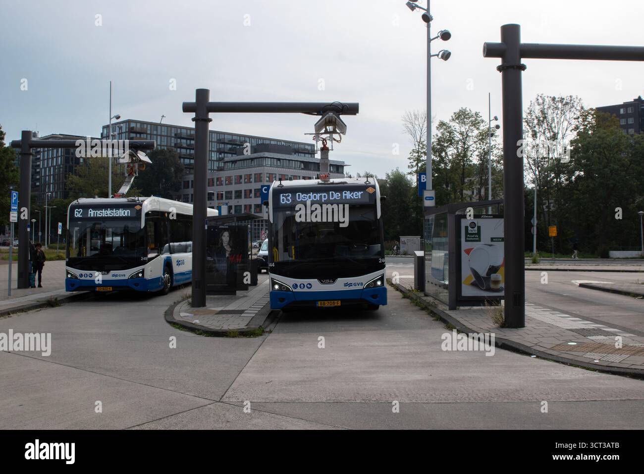 Autobus 62 e 63 alla stazione Lelylaan di Amsterdam Paesi Bassi 2-10-2025 Foto Stock