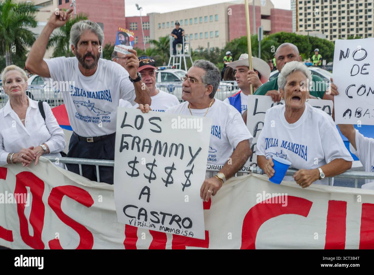 Miami Florida, Latin Grammys all'American Airline Arena, residenti curiosi, manifestanti designati area di protesta, i visitatori viaggio tour turistico Foto Stock